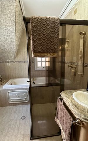 Casa de condomínio à venda com 675m², 4 quartos e 4 vagas Casa de condomínio à venda com 675m², 4 quartos e 4 vagasBanheiro da Suíte 2