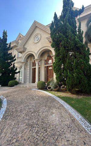 Casa de condomínio à venda com 675m², 4 quartos e 4 vagas Casa de condomínio à venda com 675m², 4 quartos e 4 vagasFachada