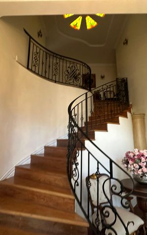 Casa de condomínio à venda com 675m², 4 quartos e 4 vagas Casa de condomínio à venda com 675m², 4 quartos e 4 vagasEscada