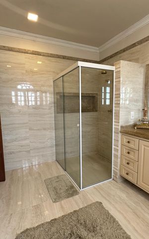 Casa de condomínio à venda com 675m², 4 quartos e 4 vagas Casa de condomínio à venda com 675m², 4 quartos e 4 vagasBanheiro da Suíte 1