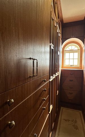 Casa de condomínio à venda com 675m², 4 quartos e 4 vagas Casa de condomínio à venda com 675m², 4 quartos e 4 vagasCloset da suíte 3