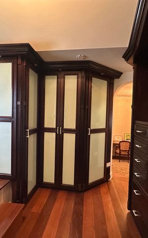 Casa de condomínio à venda com 675m², 4 quartos e 4 vagas Casa de condomínio à venda com 675m², 4 quartos e 4 vagasCloset da suíte 2