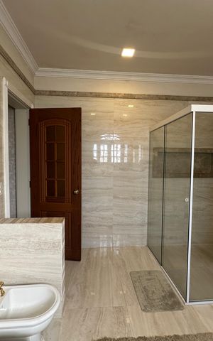 Casa de condomínio à venda com 675m², 4 quartos e 4 vagas Casa de condomínio à venda com 675m², 4 quartos e 4 vagasBanheiro da Suíte 1