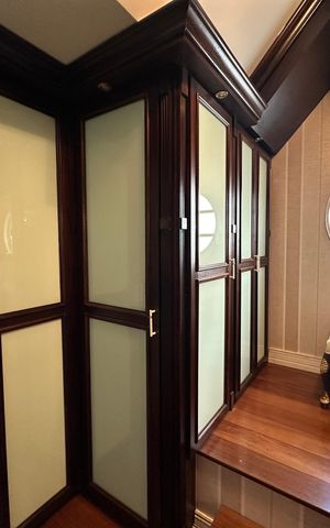 Casa de condomínio à venda com 675m², 4 quartos e 4 vagas Casa de condomínio à venda com 675m², 4 quartos e 4 vagasCloset da suíte 2