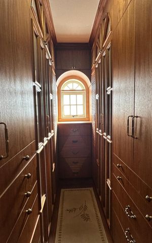 Casa de condomínio à venda com 675m², 4 quartos e 4 vagas Casa de condomínio à venda com 675m², 4 quartos e 4 vagasCloset da suíte 3