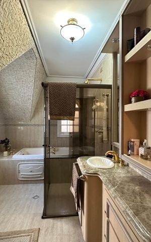 Casa de condomínio à venda com 675m², 4 quartos e 4 vagas Casa de condomínio à venda com 675m², 4 quartos e 4 vagasBanheiro da Suíte 2