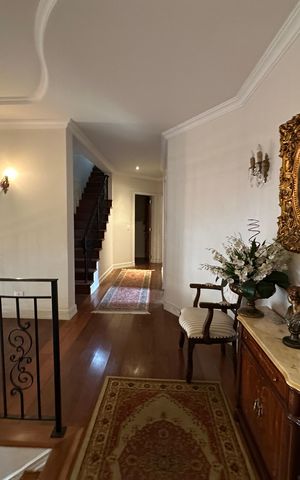 Casa de condomínio à venda com 675m², 4 quartos e 4 vagas Casa de condomínio à venda com 675m², 4 quartos e 4 vagasHall social