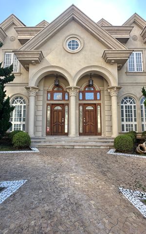 Casa de condomínio à venda com 675m², 4 quartos e 4 vagas Casa de condomínio à venda com 675m², 4 quartos e 4 vagasFachada