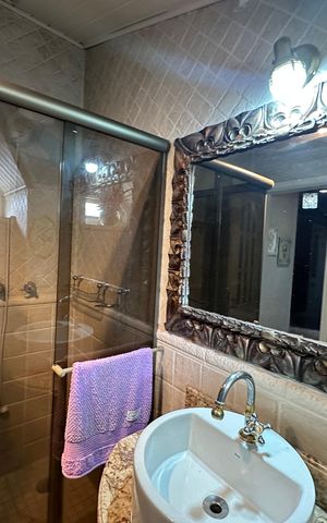 Casa de condomínio à venda com 675m², 4 quartos e 4 vagas Casa de condomínio à venda com 675m², 4 quartos e 4 vagasBanheiro 1