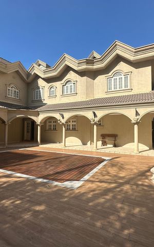 Casa de condomínio à venda com 675m², 4 quartos e 4 vagas Casa de condomínio à venda com 675m², 4 quartos e 4 vagasQuintal