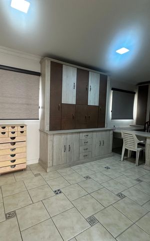 Casa de condomínio à venda com 675m², 4 quartos e 4 vagas Casa de condomínio à venda com 675m², 4 quartos e 4 vagasOficina