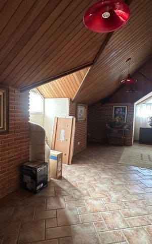 Casa de condomínio à venda com 675m², 4 quartos e 4 vagas Casa de condomínio à venda com 675m², 4 quartos e 4 vagasSótão