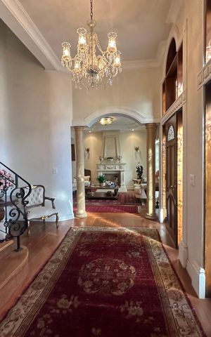 Casa de condomínio à venda com 675m², 4 quartos e 4 vagas Casa de condomínio à venda com 675m², 4 quartos e 4 vagasHall de entrada