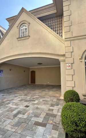 Casa de condomínio à venda com 675m², 4 quartos e 4 vagas Casa de condomínio à venda com 675m², 4 quartos e 4 vagasFachada