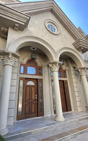Casa de condomínio à venda com 675m², 4 quartos e 4 vagas Casa de condomínio à venda com 675m², 4 quartos e 4 vagasFachada