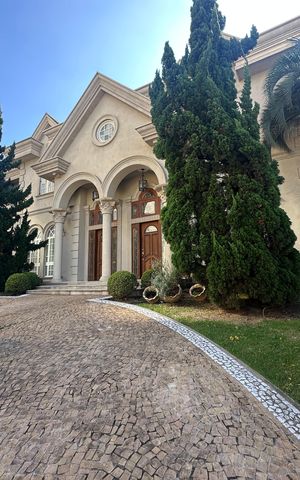 Casa de condomínio à venda com 675m², 4 quartos e 4 vagas Casa de condomínio à venda com 675m², 4 quartos e 4 vagasFachada