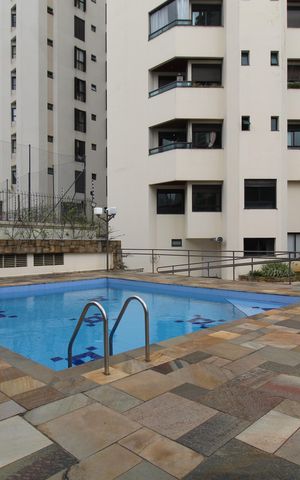 Apartamento à venda com 242m², 4 quartos e 4 vagasÁrea Comum - Piscina