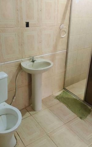 Casa para alugar com 100m², 2 quartos e 2 vagas Casa para alugar com 100m², 2 quartos e 2 vagasBanheiro