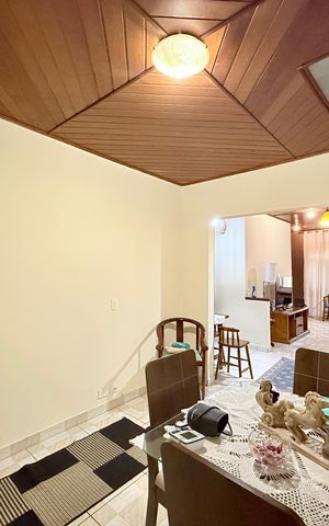 Casa à venda com 221m², 2 quartos e 3 vagas Casa à venda com 221m², 2 quartos e 3 vagasSala