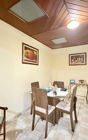 Casa à venda com 221m², 2 quartos e 3 vagas Casa à venda com 221m², 2 quartos e 3 vagasSala