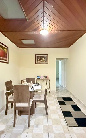 Casa à venda com 221m², 2 quartos e 3 vagas Casa à venda com 221m², 2 quartos e 3 vagasSala