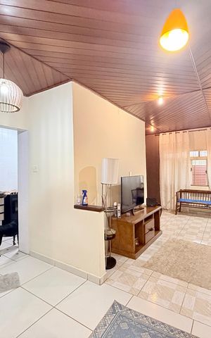 Casa à venda com 221m², 2 quartos e 3 vagas Casa à venda com 221m², 2 quartos e 3 vagasSala