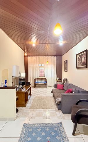 Casa à venda com 221m², 2 quartos e 3 vagas Casa à venda com 221m², 2 quartos e 3 vagasSala