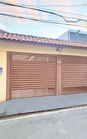 Casa à venda com 221m², 2 quartos e 3 vagas Casa à venda com 221m², 2 quartos e 3 vagasFachada