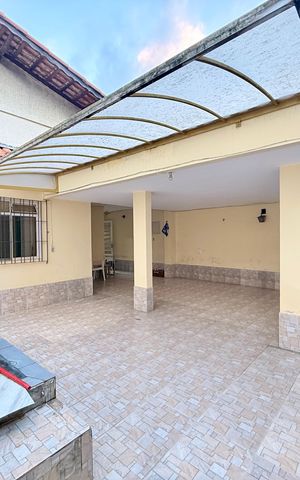 Casa à venda com 221m², 2 quartos e 3 vagas Casa à venda com 221m², 2 quartos e 3 vagasGaragem