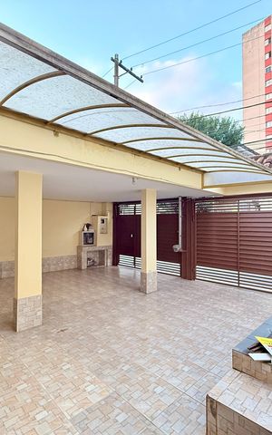 Casa à venda com 221m², 2 quartos e 3 vagas Casa à venda com 221m², 2 quartos e 3 vagasGaragem