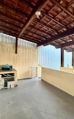 Casa à venda com 221m², 2 quartos e 3 vagas Casa à venda com 221m², 2 quartos e 3 vagasTerraço