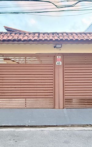 Casa à venda com 221m², 2 quartos e 3 vagas Casa à venda com 221m², 2 quartos e 3 vagasFachada