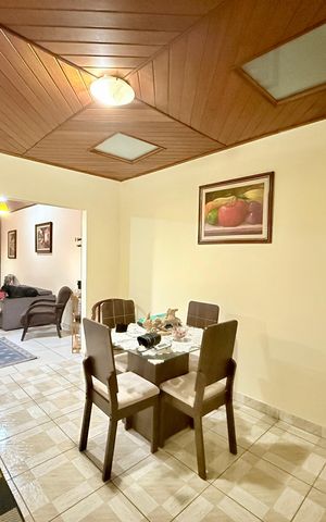 Casa à venda com 221m², 2 quartos e 3 vagas Casa à venda com 221m², 2 quartos e 3 vagasSala