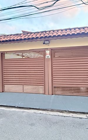 Casa à venda com 221m², 2 quartos e 3 vagas Casa à venda com 221m², 2 quartos e 3 vagasFachada