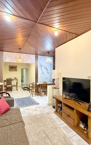 Casa à venda com 221m², 2 quartos e 3 vagas Casa à venda com 221m², 2 quartos e 3 vagasSala