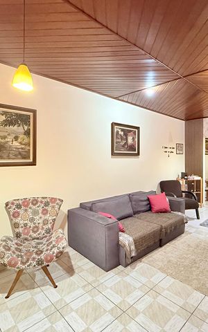 Casa à venda com 221m², 2 quartos e 3 vagas Casa à venda com 221m², 2 quartos e 3 vagasSala