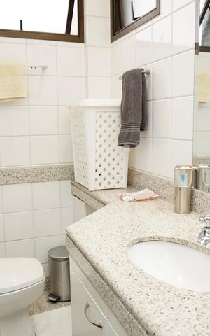 Apartamento à venda com 240m², 4 quartos e 3 vagas Apartamento à venda com 240m², 4 quartos e 3 vagasSuíte 1 - Banheiro