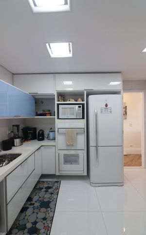 Apartamento à venda com 200m², 3 quartos e 2 vagasCozinha 
