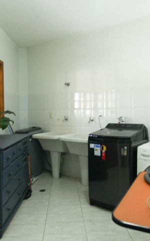 Casa à venda com 255m², 3 quartos e 2 vagas Casa à venda com 255m², 3 quartos e 2 vagasLavanderia