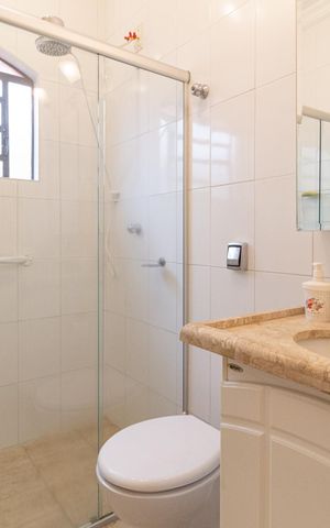 Casa à venda com 149m², 2 quartos e 2 vagas Casa à venda com 149m², 2 quartos e 2 vagasBanheiro