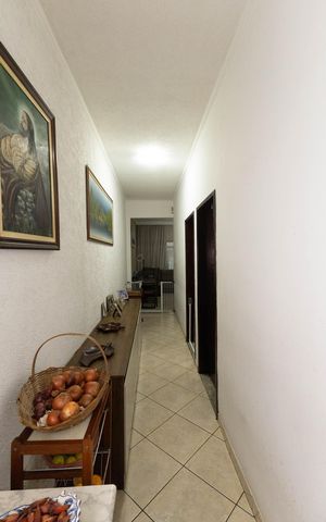 Casa à venda com 198m², 5 quartos e 4 vagas Casa à venda com 198m², 5 quartos e 4 vagasCorredor