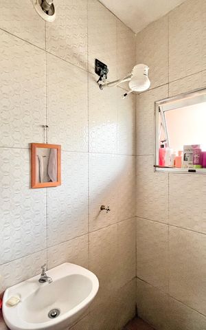 Casa à venda com 240m², 4 quartos e 6 vagasBanheiro 2