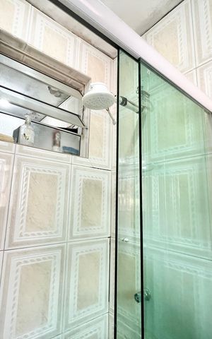 Casa à venda com 240m², 4 quartos e 6 vagasBanheiro da Suíte 1