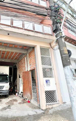 Casa à venda com 240m², 4 quartos e 6 vagasFachada / Garagem / Placa