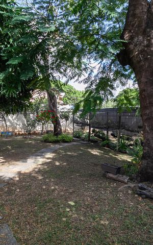 Casa à venda com 1832m², 4 quartos e 6 vagas Casa à venda com 1832m², 4 quartos e 6 vagasQuintal