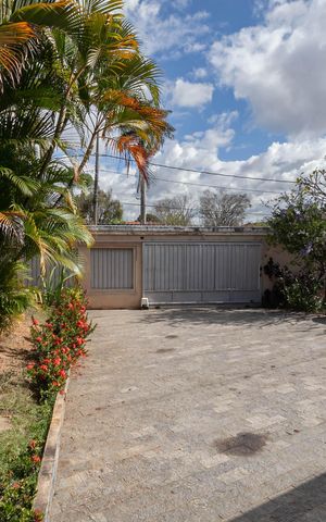 Casa à venda com 1832m², 4 quartos e 6 vagas Casa à venda com 1832m², 4 quartos e 6 vagasGaragem