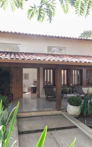 Casa à venda com 1832m², 4 quartos e 6 vagas Casa à venda com 1832m², 4 quartos e 6 vagasFachada