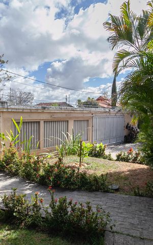 Casa à venda com 1832m², 4 quartos e 6 vagas Casa à venda com 1832m², 4 quartos e 6 vagasQuintal