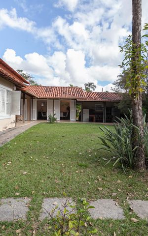 Casa à venda com 1832m², 4 quartos e 6 vagas Casa à venda com 1832m², 4 quartos e 6 vagasQuintal