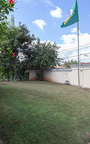 Casa à venda com 1832m², 4 quartos e 6 vagas Casa à venda com 1832m², 4 quartos e 6 vagasQuintal